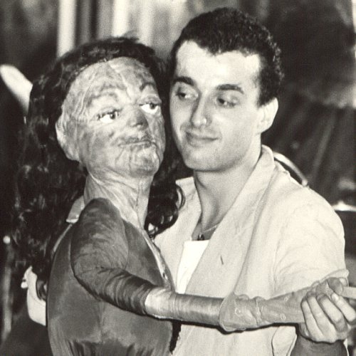 in dem Disco-Song aus dem Rockspektakel PAULE PANKE tanzte André Herzberg mit einer lebensgroßen Puppe