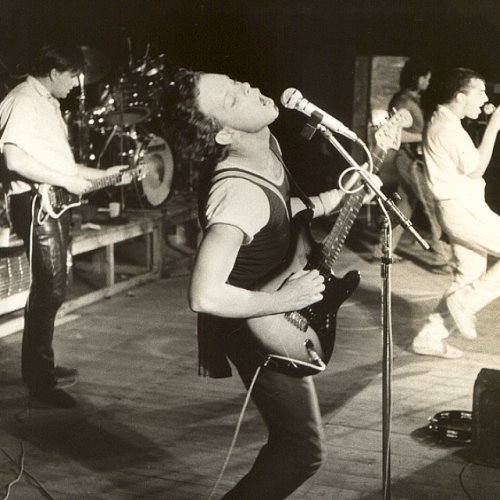 das Foto zeigt die Band bei einem live-Konzert auf der Bühne des "Haus der jungen Talente" in Berlin, 1984