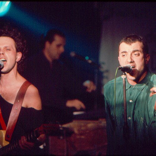 das Foto zeigt die Musiker Jürgen Ehle, Rainer Kirchmann und André Herzberg bei einem live-Konzert. André und Jürgen singen. Der Ausdruck ist sehr energetisch.