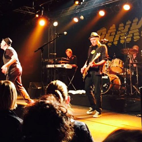 Die Band Pankow auf der Bühne, im Vordergrund die erste Reihe des Publikums