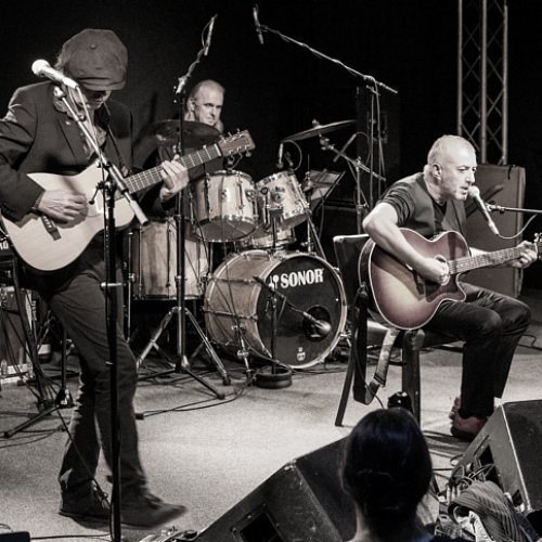 Die Band auf der Bühne. Jürgen Ehle, André Herzberg und André Drechsler spielen auf akustischen Gitarren. Dahinter Bodi Bodag und Stefan Dohanetz an ihren Instrumenten.